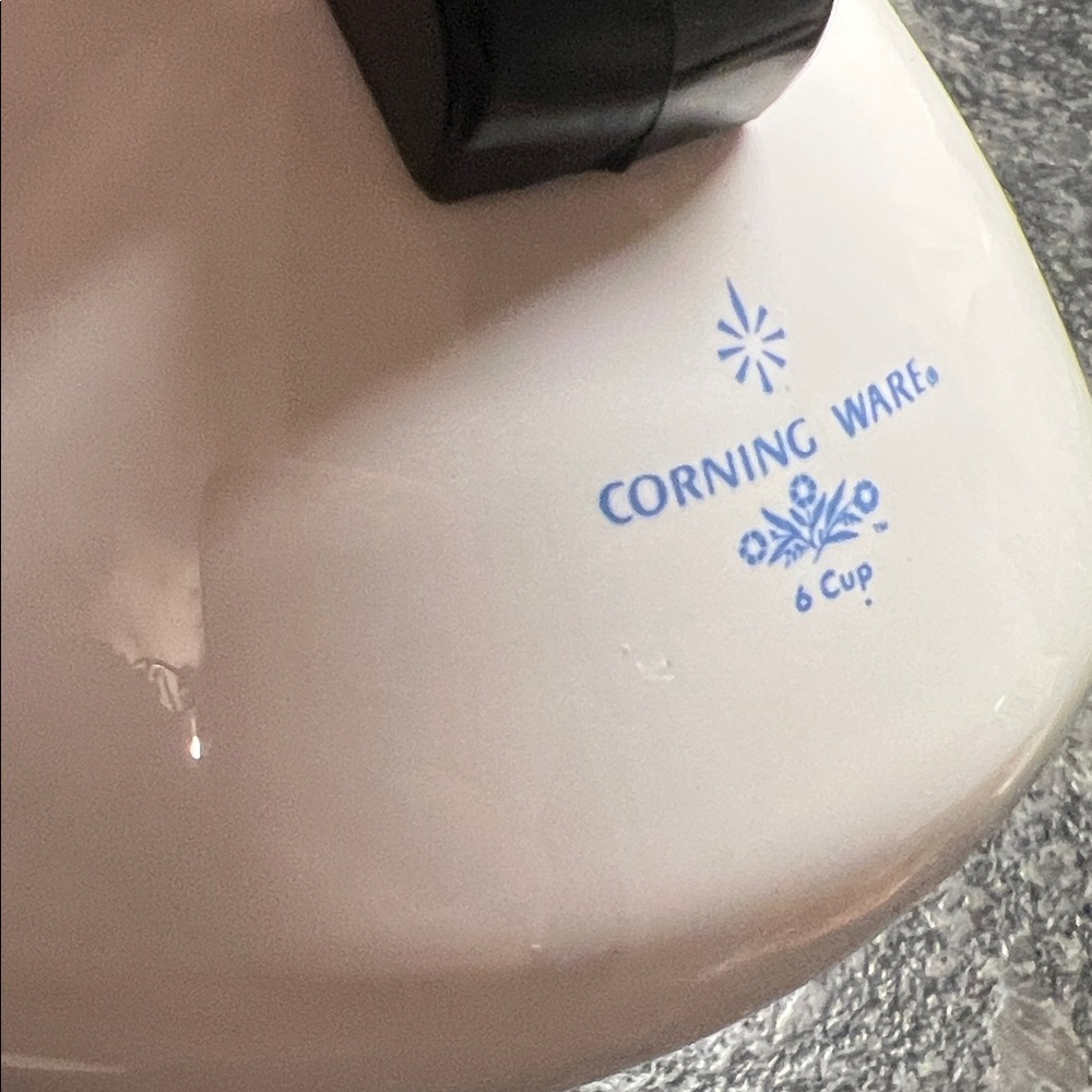 6 cup Vintage Corningware Cornflower Blue Classic White and Blue Floral Teapot - Picture 3 of 9